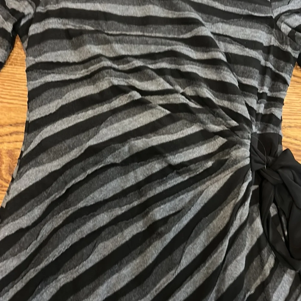 Sleeved cinched dress - Picture 3 of 6